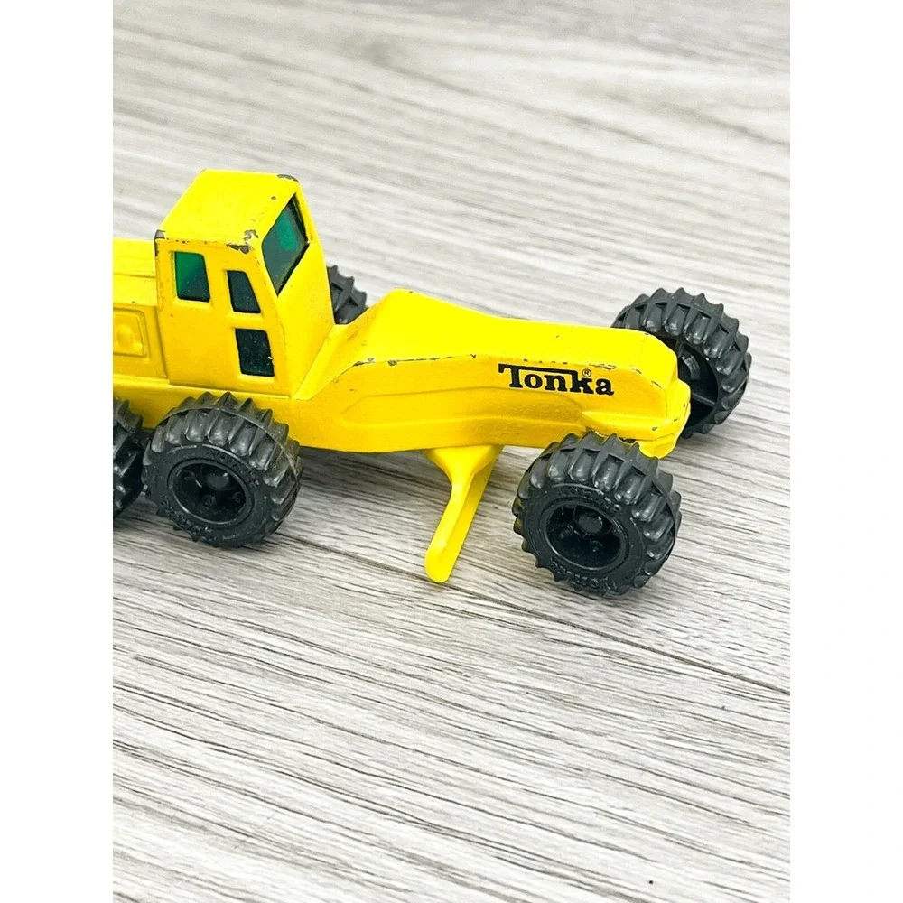 1994 Tonka Tractor, Motor Road Grader Yellow Construction Die Cast Tonka Tractor